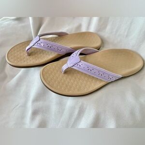 Vionic Women’s Flip Flops Lavender Purple size 8